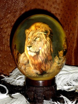 Oeuf d'autruche décoré lion