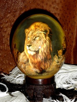Oeuf d'autruche d&eacute;cor&eacute; lion