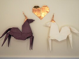 deux licornes amoureuses en origami