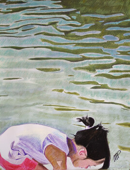 Petite fille songeuse au bord de l'eau