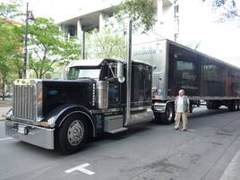 克勞德杜波依斯在蒙特利爾市，緊鄰杜波依斯杜加拿大公司的卡車